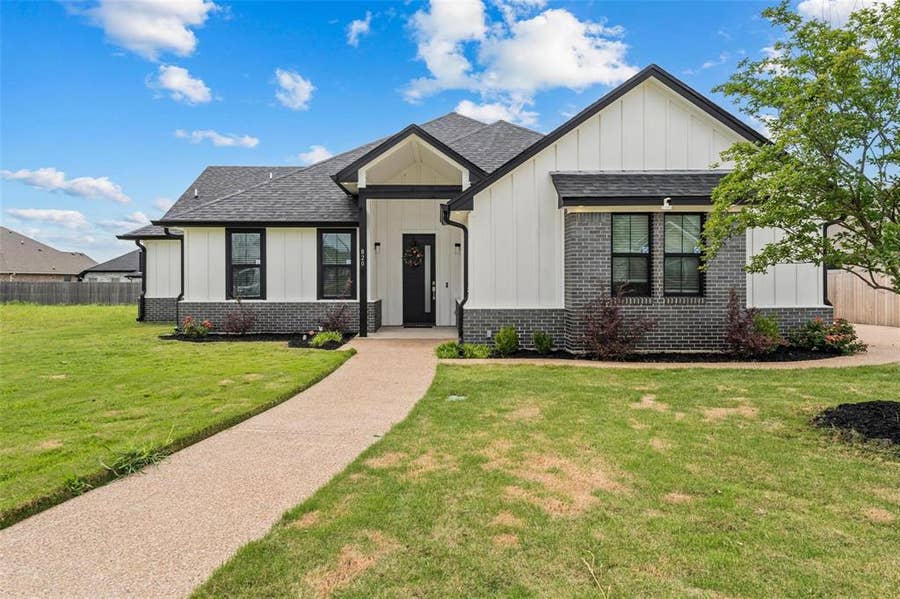 Property photo for 820 Forward Pass Drive, Hewitt, TX
