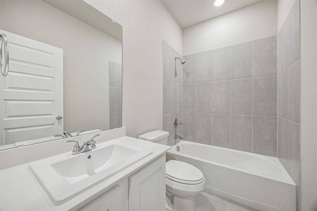 290 Hope Orchards Drive, Lavon, TX 75166 Bathroom in the Wimbledon home plan by Trophy Signature Homes – REPRESENTATIVE PHOTO