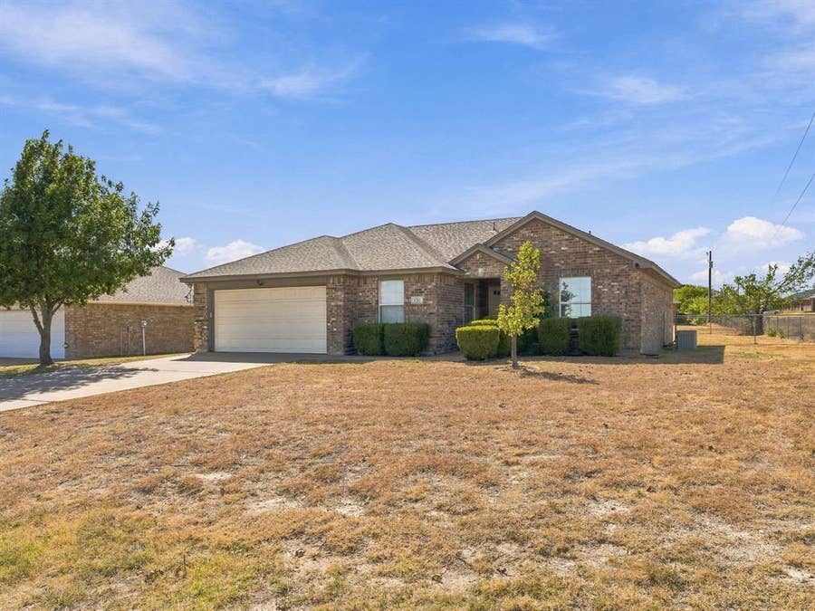 Property photo for 1711 Chenoweth Street, Decatur, TX