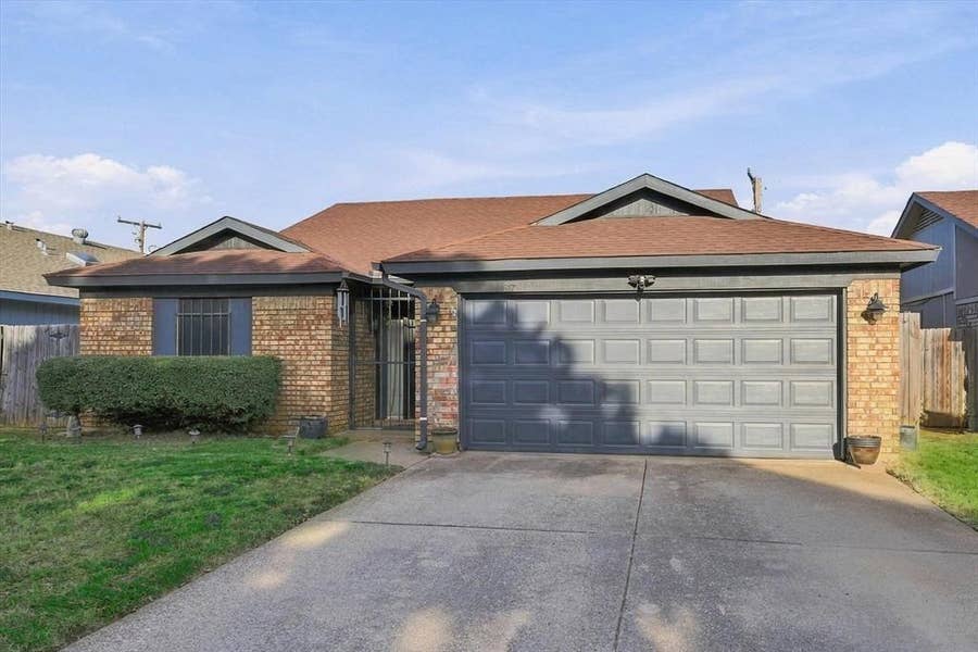 Property photo for 617 Cross Ridge Circle N, Fort Worth, TX