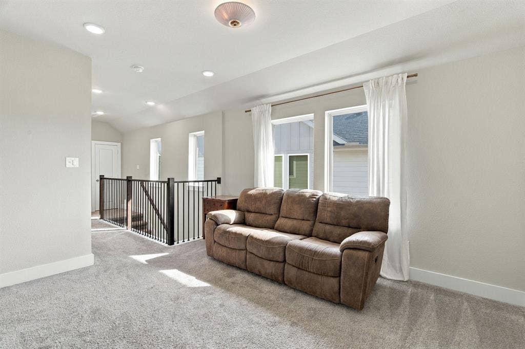 Great space for sitting room, play room, or work space.