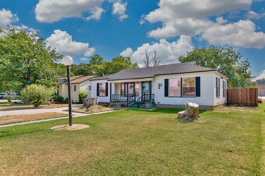 Property photo for 1206 N Morris Street, Gainesville, TX