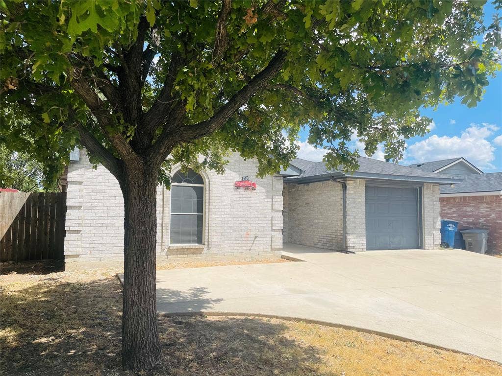 2534 Las Villas Avenue, Dallas, TX 75211
