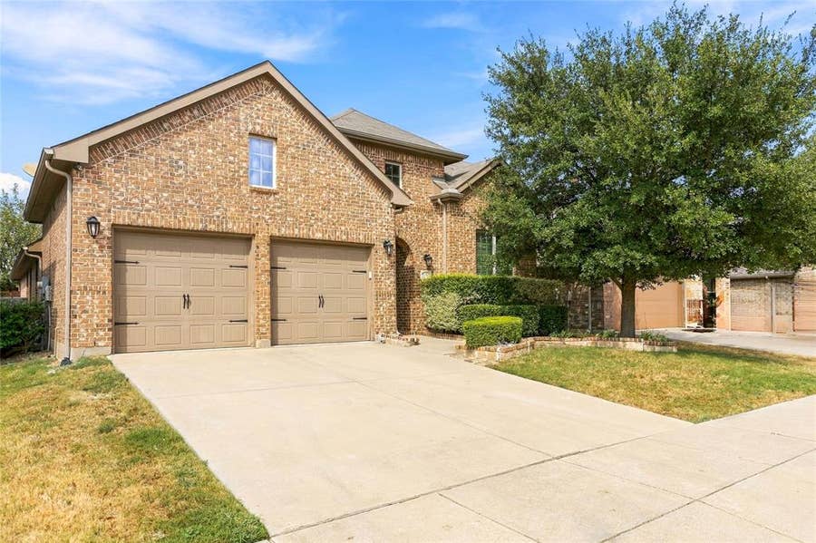 Property photo for 1136 Crest Meadow Drive, Fort Worth, TX