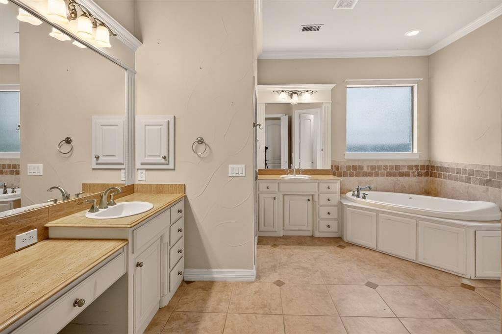 112 Winsley Circle, McKinney, TX 75071 Dual vanity with granite countertops, soaking tub and separate shower. Huge walk-in closet.