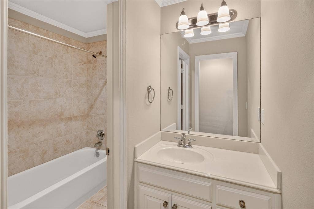 112 Winsley Circle, McKinney, TX 75071 Jack and Jill guest bath.