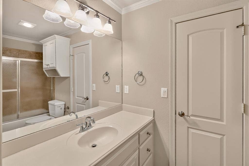 112 Winsley Circle, McKinney, TX 75071 Secondary bath 2 with tub shower comination.