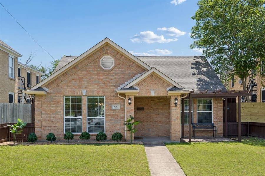 Property photo for 630 W Neely Street, Dallas, TX