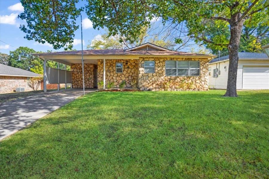 Property photo for 515 E Day Street, Denison, TX