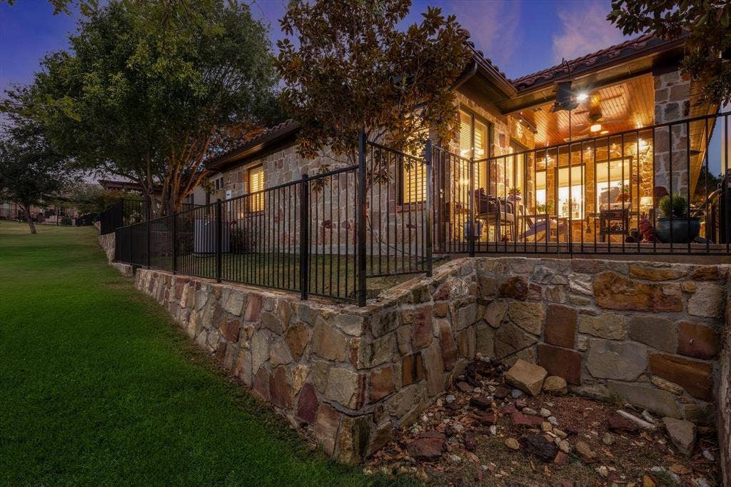 2912 Siena Drive, Denton, TX 76210 2912 Siena Drive, Denton, TX 76210