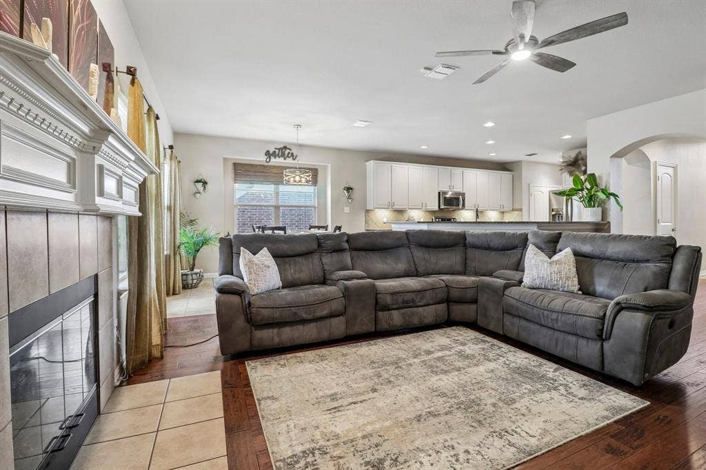 10700 Leesa Drive, McKinney, TX 75072 Living Room