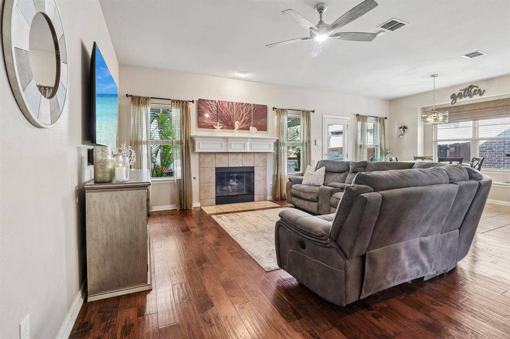 10700 Leesa Drive, McKinney, TX 75072 Living Room