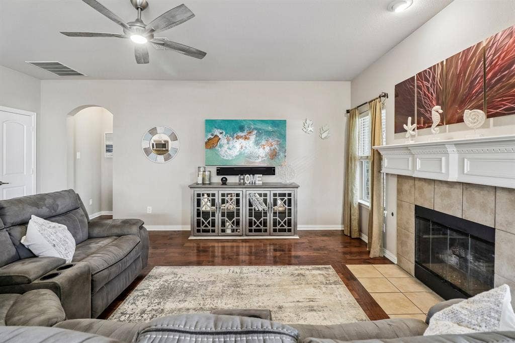10700 Leesa Drive, McKinney, TX 75072 Living Room