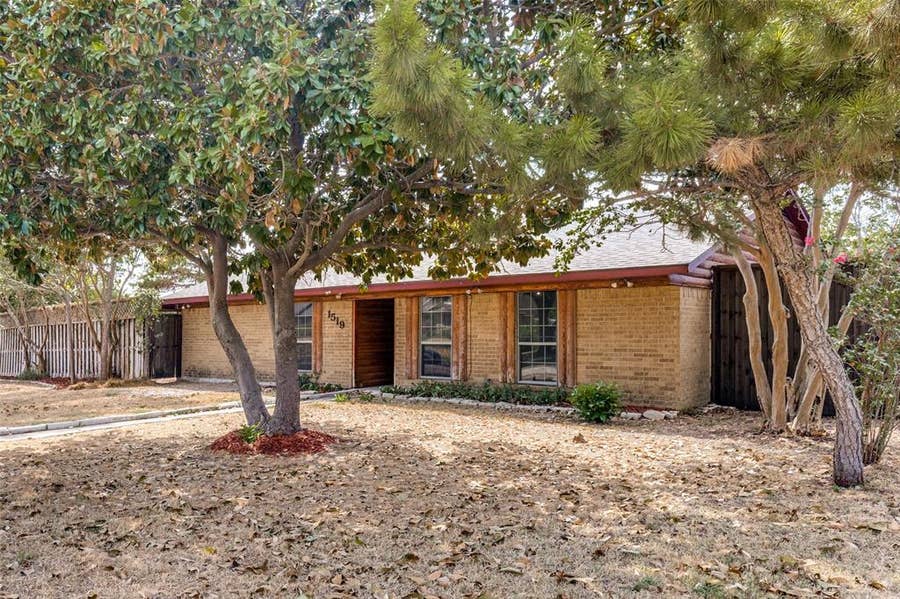 Property photo for 1519 Creekwood Lane, Mesquite, TX