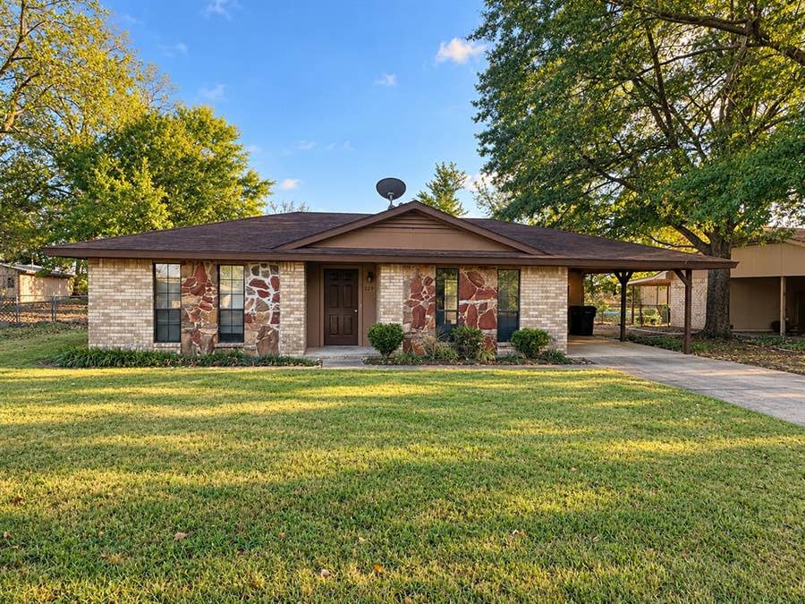 Property photo for 225 Elizabeth Lane, Blossom, TX