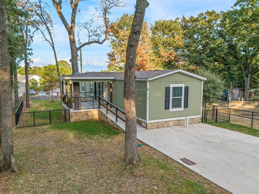 Property photo for 140 Southlake Drive, Mabank, TX