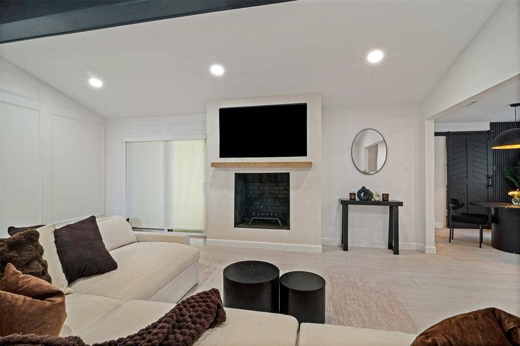 5021 Ashbrook Road, Dallas, TX 75227 White walls with board and batten detailing