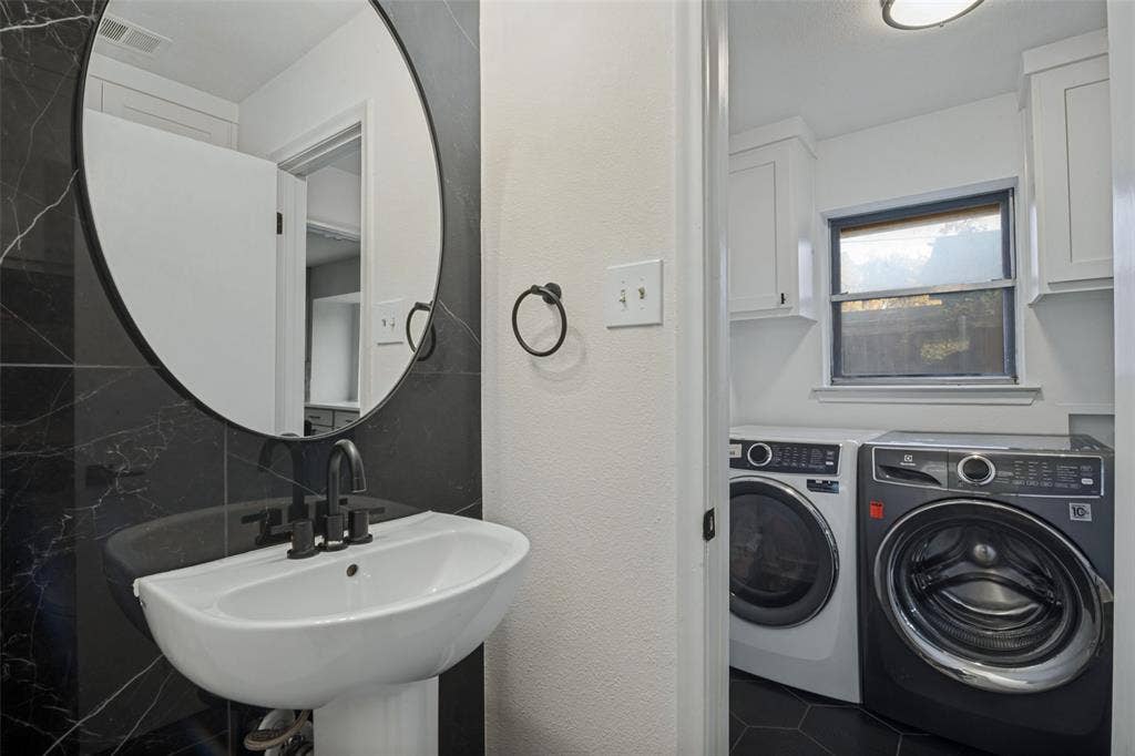 5021 Ashbrook Road, Dallas, TX 75227 half bathroom for guest