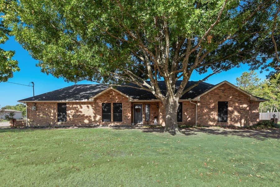 Property photo for 134 Deborde Circle, Red Oak, TX