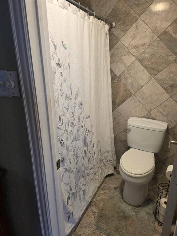 1608 University Drive, Richardson, TX 75081 Full bathroom featuring toilet and a shower with curtain