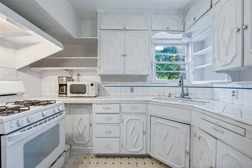 422 N Montreal Avenue, Dallas, TX 75208