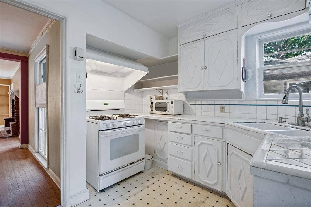 422 N Montreal Avenue, Dallas, TX 75208