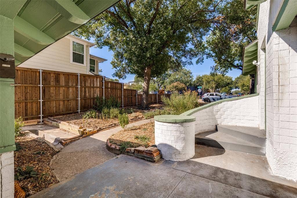 422 N Montreal Avenue, Dallas, TX 75208