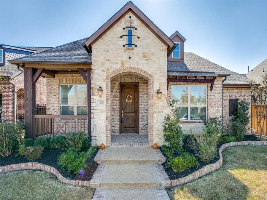 Property photo for 1010 Crystal Oak Lane, Arlington, TX
