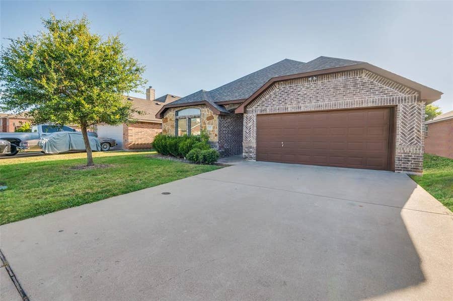 Property photo for 347 Creekside Way, Waxahachie, TX
