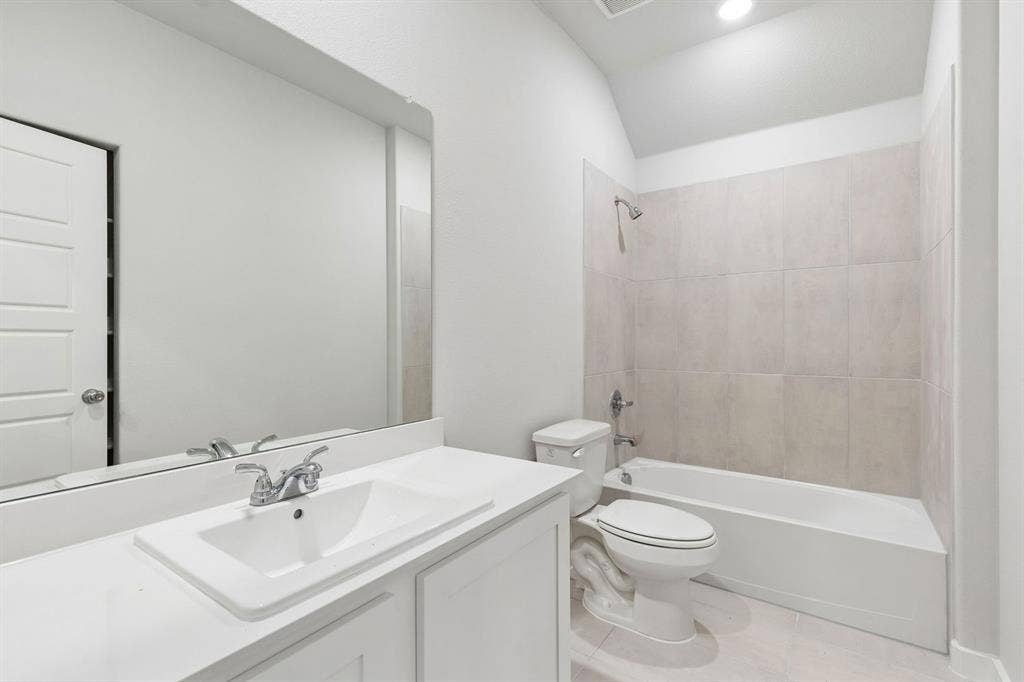 205 Whitlow Drive, Princeton, TX 75071 Bathroom in the Oscar home plan by Trophy Signature Homes – REPRESENTATIVE PHOTO