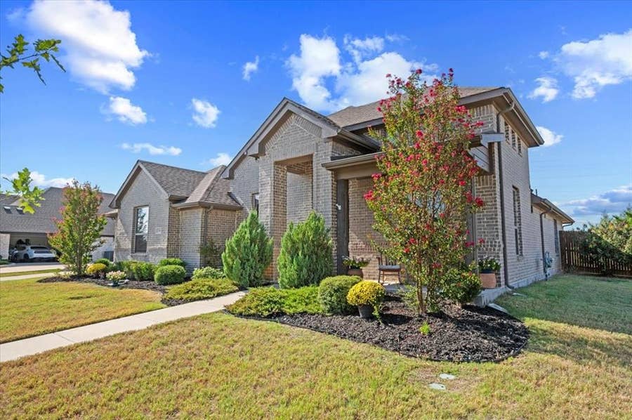 Property photo for 136 Sapphire Lane, Waxahachie, TX