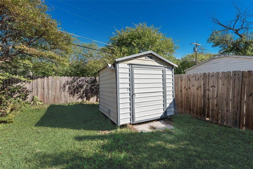 7470 Widgeon Avenue, Fort Worth, TX 76116