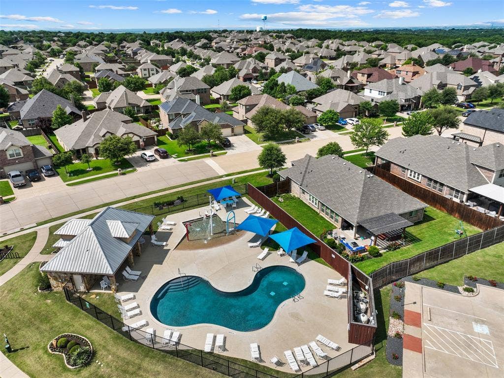 726 Celebrity Court, Midlothian, TX 76065 Community Pool and Splash pad!