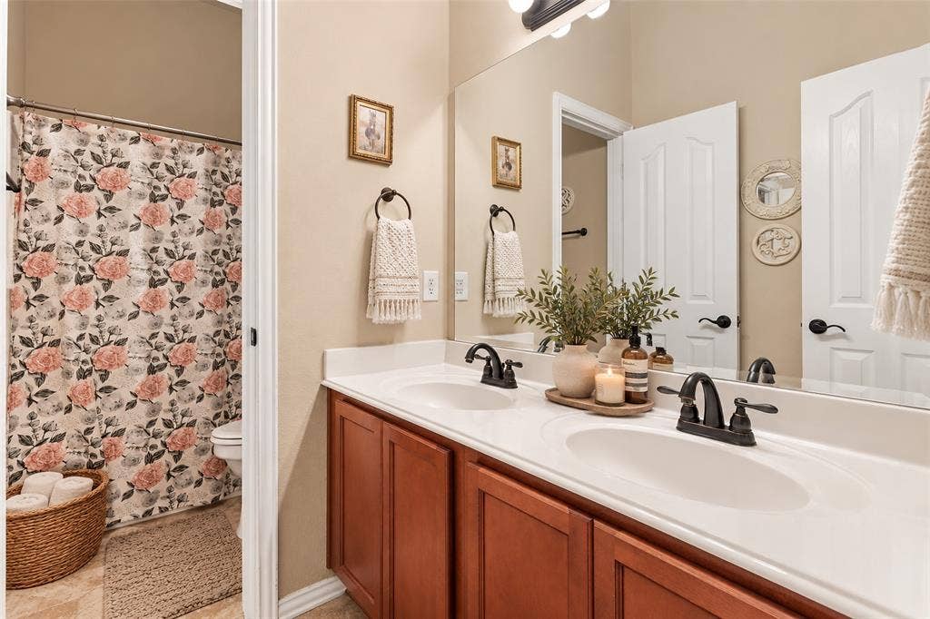 726 Celebrity Court, Midlothian, TX 76065 Bathroom 2