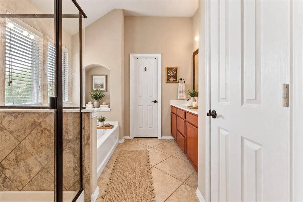 726 Celebrity Court, Midlothian, TX 76065 Primary Bathroom