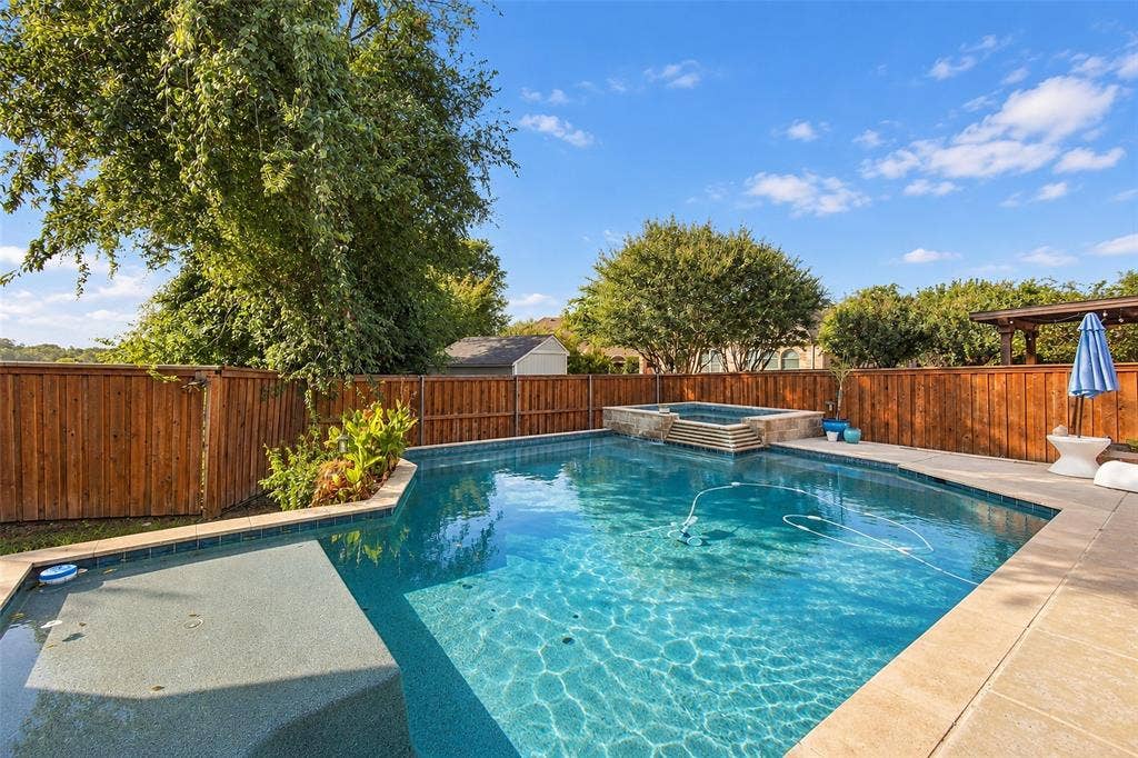 726 Celebrity Court, Midlothian, TX 76065 Gorgeous pool with tanning ledge.