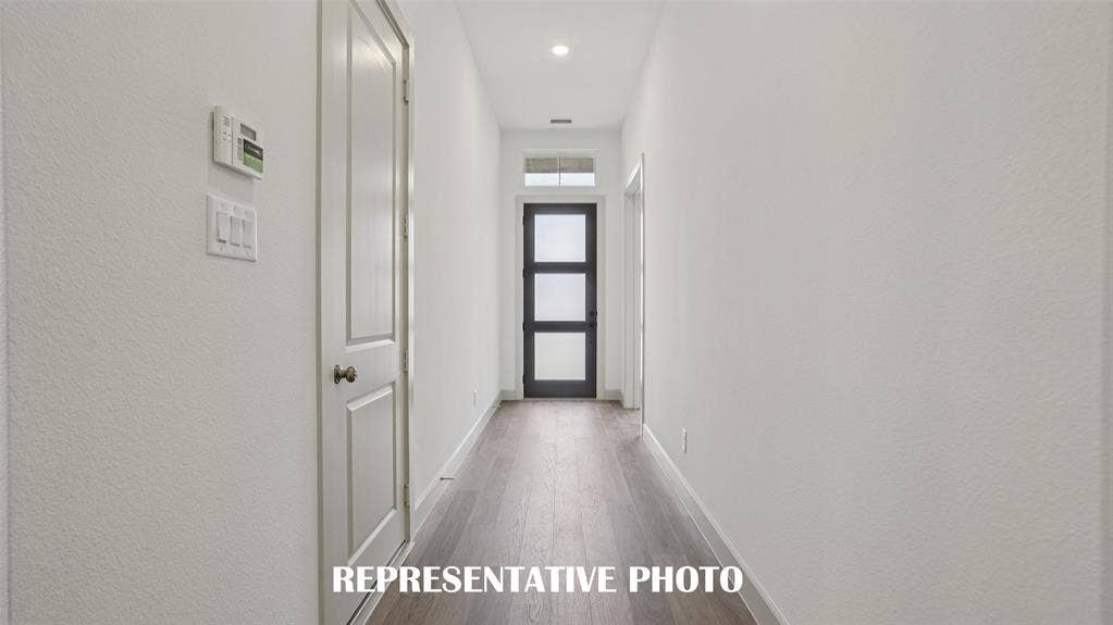 3417 Pickerel Point, McKinney, TX 75071 With ample wall space to display art work, this stylish entry area is the perfect place to welcome family and friends into your new home! REPRESENTATIVE PHOTO