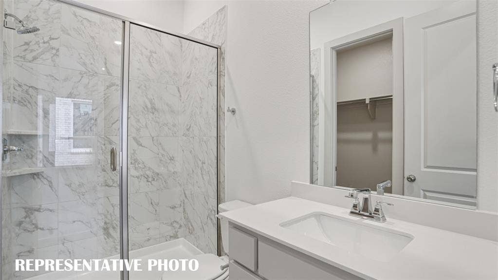 3417 Pickerel Point, McKinney, TX 75071 Guests will feel right at home in either of the beautifully finished guest baths in our Brice II plan. REPRESENTATIVE PHOTO