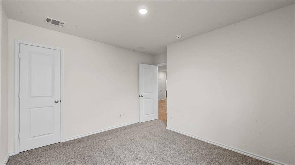 810 Parksville Drive, Ferris, TX 75125 Neutral tone wall finishes