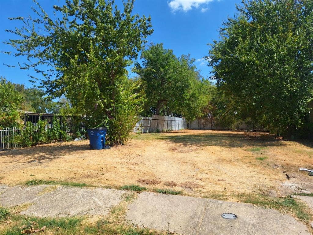 4122 Vineyard Drive, Dallas, TX 75212 Expansive lot with mature trees and a perimeter fence