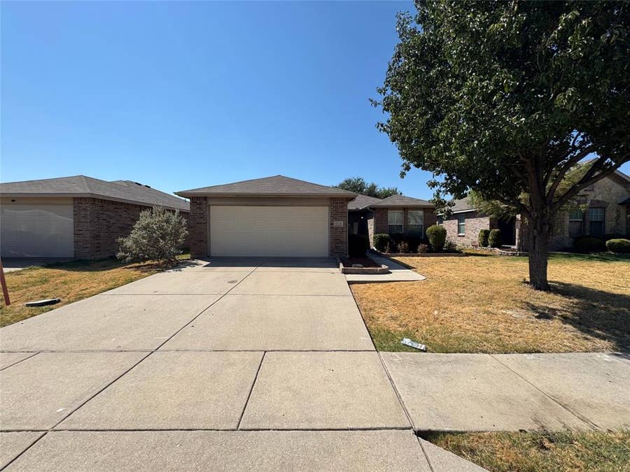 Property photo for 5729 Mirror Ridge Drive, Fort Worth, TX