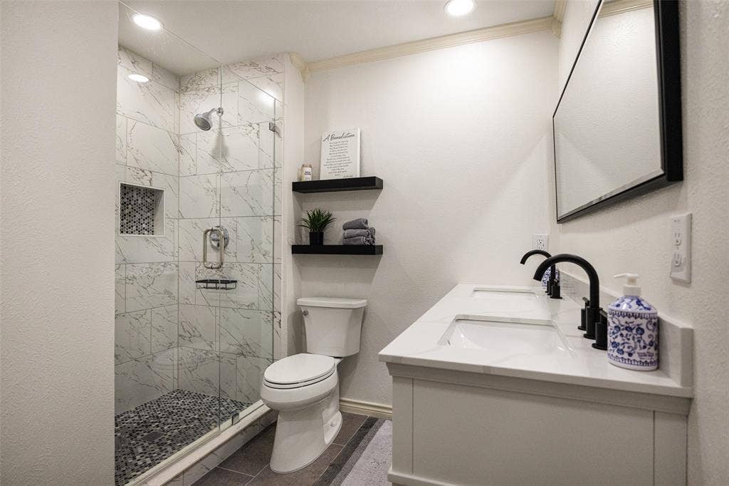 10945 Middle Knoll Drive, Dallas, TX 75238 Dual vanity with undermount sinks and matte black fixtures