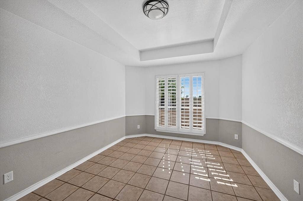 Tray ceiling with recessed lighting