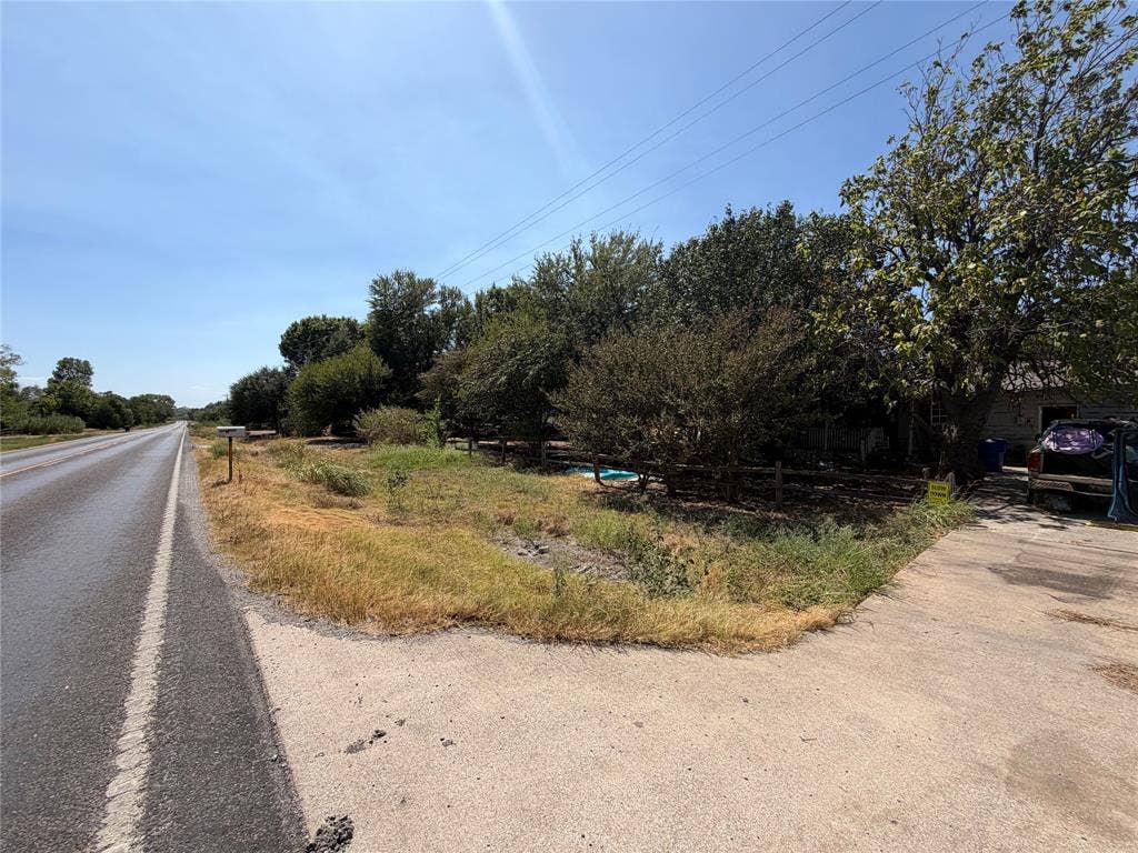 6053 Fm 1827, McKinney, TX 75071 there are 2 drives in to the property.