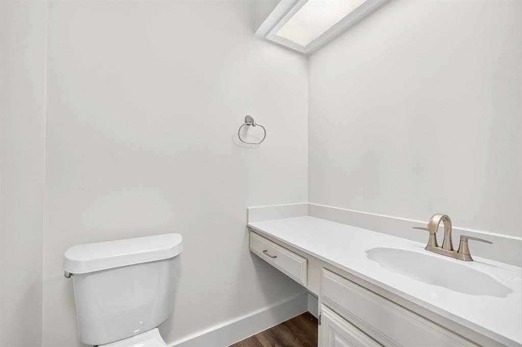 908 Via Barcelona, Mesquite, TX 75150 1/2 bath between living room and primary bedroom