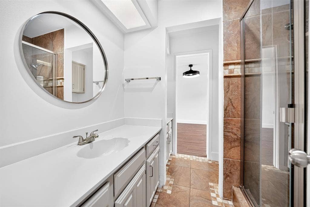 908 Via Barcelona, Mesquite, TX 75150 Jack & Jill bathroom between bedrooms #2 and #3