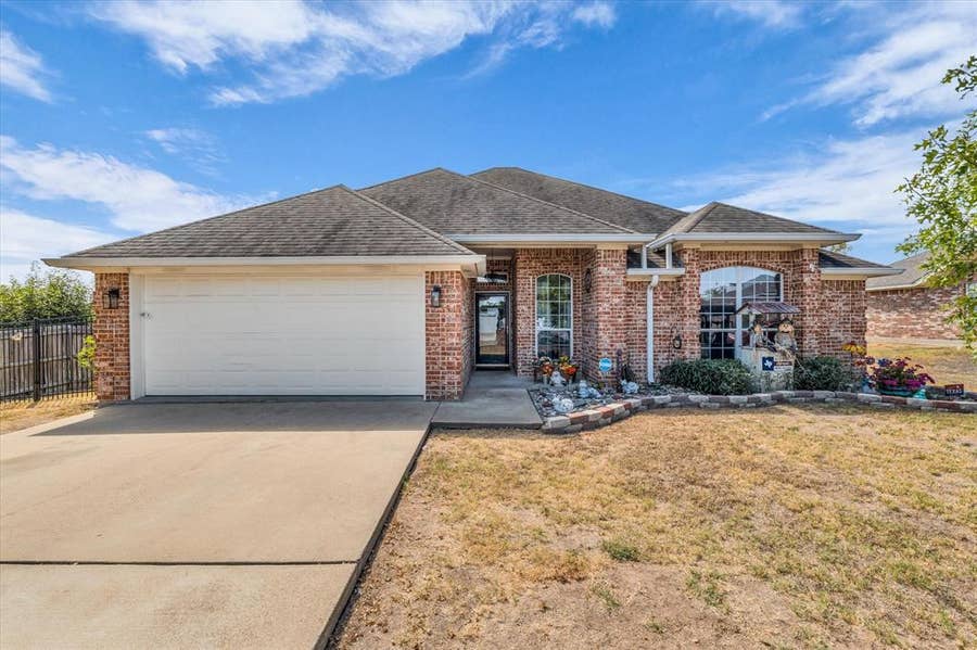 Property photo for 104 Topaz Circle, Hewitt, TX