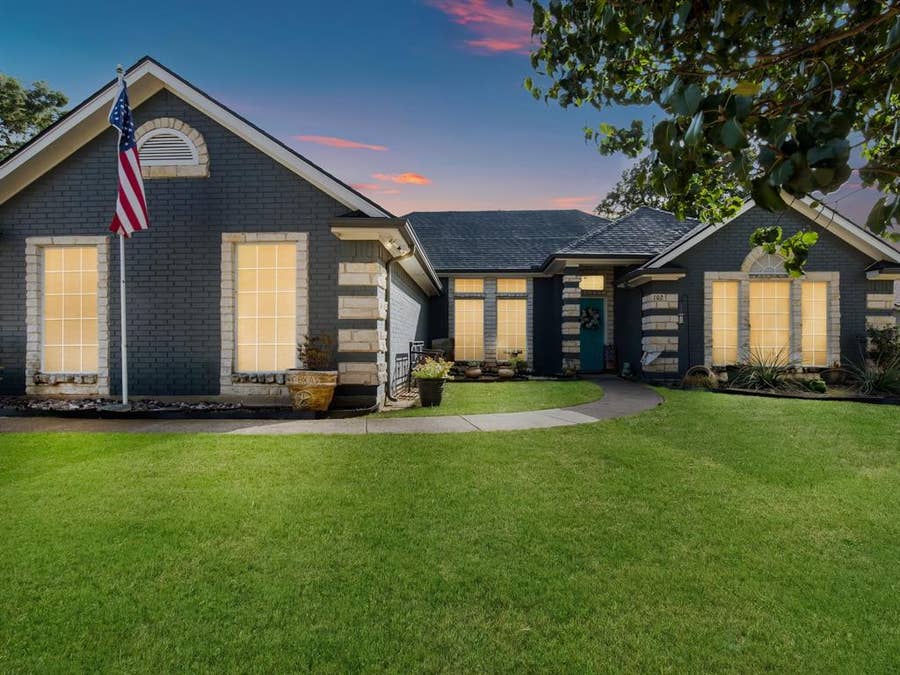 Property photo for 102 Oakwood Place, Joshua, TX