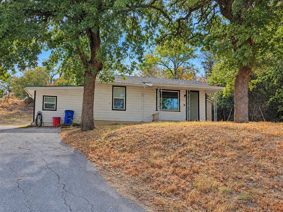 Property photo for 636 E Columbia Drive, Azle, TX