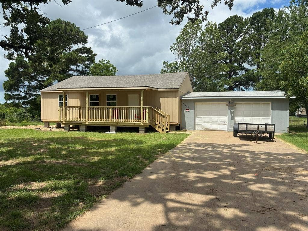 13601 Woodridge, Eustace, TX 75124 steps, and a shingle roof